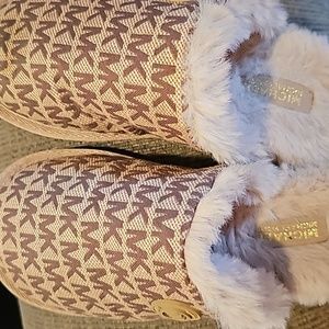 Michael Kors slippers size 5